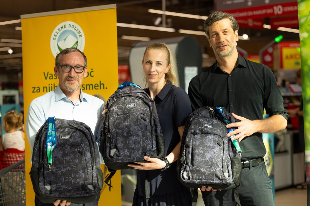 Tjaša Kobal Anžur, vodja strateškega marketinga v Mlekarni Celeia je skupaj z Alešem Popičem, vodjo marketinških komunikacij v SPAR Slovenija šolske torbe simbolično predala podpredsedniku ZPMS, Urošu Brezovšku.